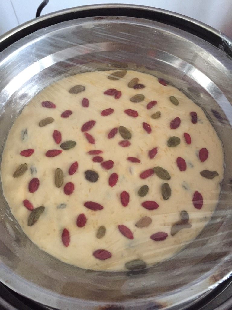 万圣节之南瓜发糕,如图敷上保鲜膜在二次发酵一会儿（不用发到两倍）
