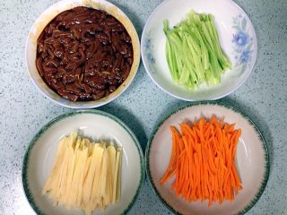 越南春卷,如图：红萝卜、小黄瓜、土豆、瘦肉全部切丝。（拍照这次用的肉是猪腰）