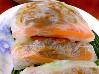 越南春卷,如图：卷好的春卷摆盘，蘸酸辣酱吃。