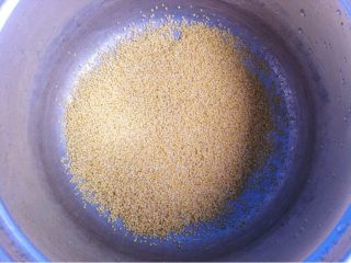小米南瓜枸杞粥,如图准备适量小米