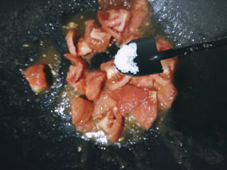 番茄藕丁,锅中热油，下番茄，加入适量盐炒出汁