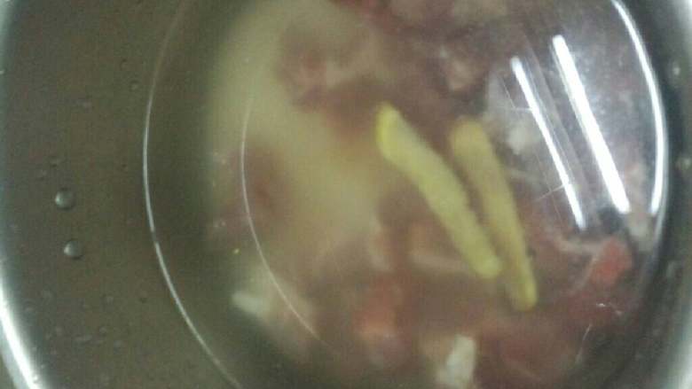 排骨干贝香菇粥,米掏洗干净，放入排骨，干贝，姜大火煲滚