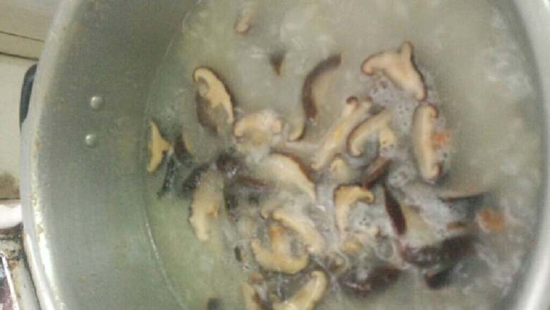 排骨干贝香菇粥,在转小火慢煲，煲至差不多在放入香菇煲熟