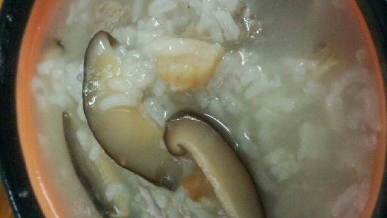 排骨干贝香菇粥,盛碗