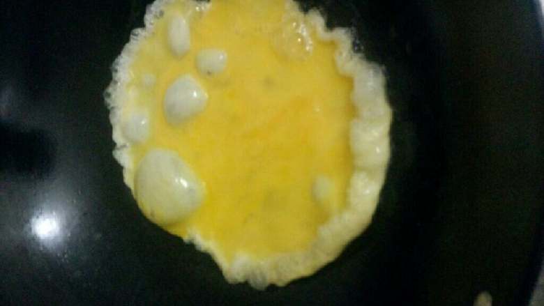 鱼面三丝炒蛋,锅加油烧热，放蛋液煎，煎至略金黄在弄散盛出待用