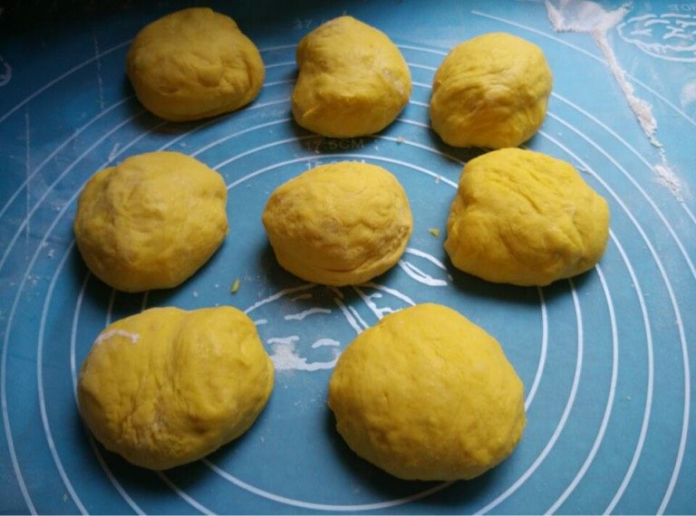 南瓜面包,如图取出排气揉成圆盖保鲜膜静置15分钟
