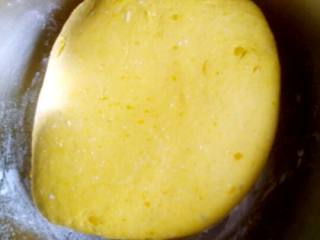 南瓜双色馒头,南瓜泥中加入适量面粉和酵母，和成面团发酵备用。