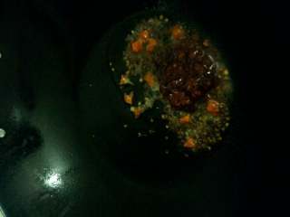 自制麻辣烫,锅加油烧热，放辣椒，花椒炒香，在放郫县豆酱炒出红油