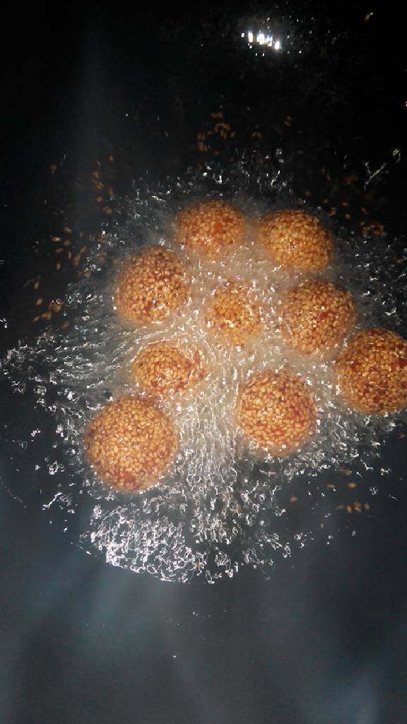 芝麻南瓜糯米球,锅中油烧至六成热，慢慢的放入南瓜芝麻团。