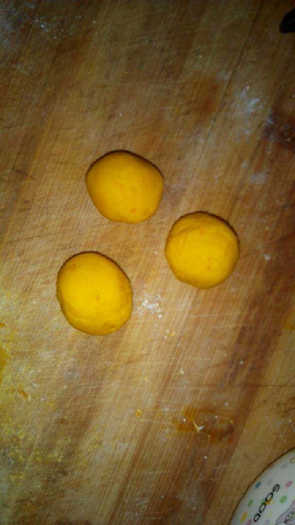 椰蓉南瓜糯米球,将南瓜面团搓成一个个圆球。