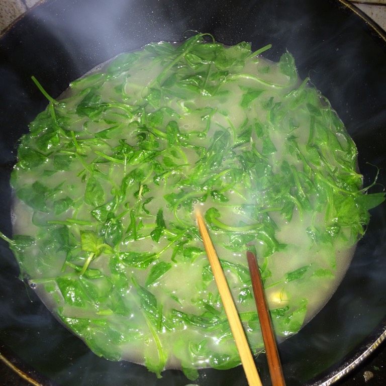 豌豆泥滑肉汤,将豌豆尖放入汤中煮熟