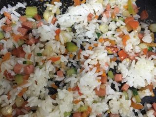 万圣节南瓜盅,如图最后放入米饭，加少许盐。炒松软后盛入准备好的南瓜里。