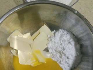 奶香南瓜派,室温软化的黄油切小块，加入糖粉和两个蛋黄打均匀