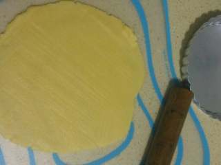 奶香南瓜派,面团从冰箱拿出后擀成0.5CM的圆形面片