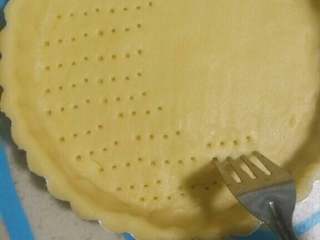 奶香南瓜派,用叉子在饼皮底部插一些小洞，目的是防止派皮受热膨胀变形