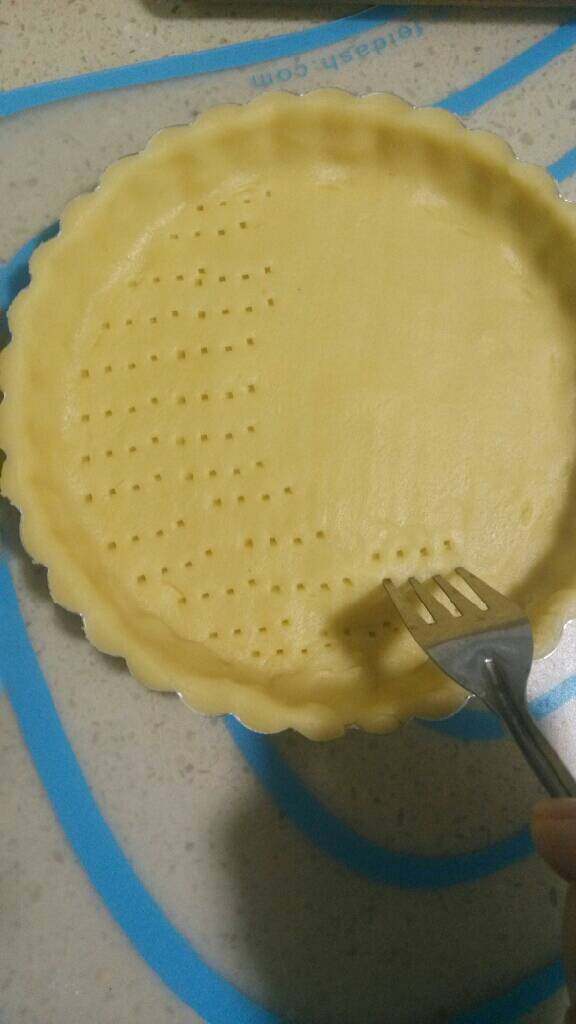 奶香南瓜派,用叉子在饼皮底部插一些小洞，目的是防止派皮受热膨胀变形