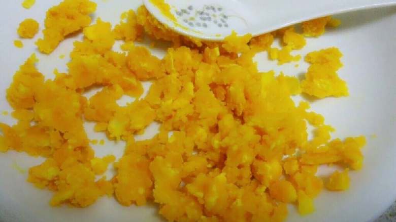 咸蛋黄焗南瓜,咸蛋煮熟透，待蛋黄晾凉后用勺子压碎备用。
