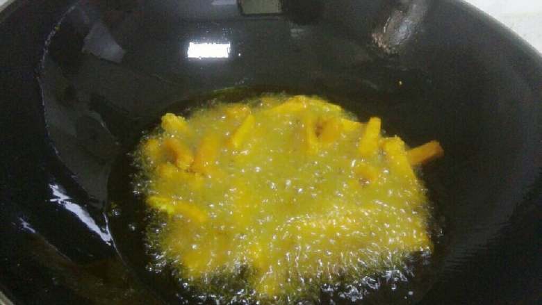 咸蛋黄焗南瓜,锅里放入足量油，五六成热时放入南瓜条。