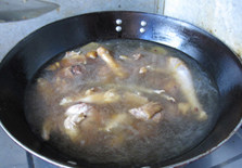 芋艿炖笨鸡,加入清水大火煮开转至汤锅中；