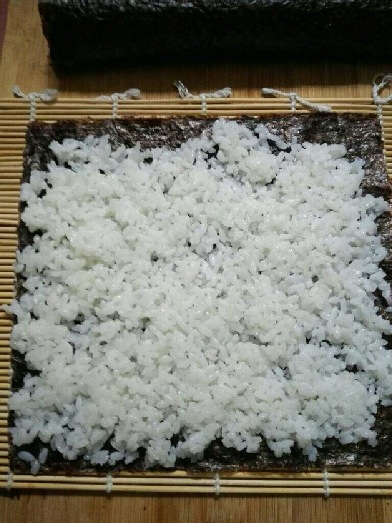 小熊寿司卷,再取一张海苔，全部铺上白米饭。