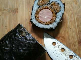 小熊寿司卷,卷好定型，刀沾水切适量大小。