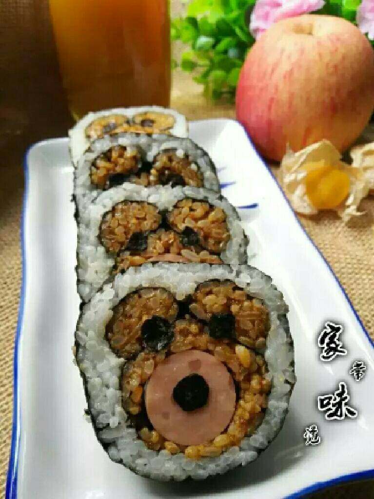 小熊寿司卷,把海苔用剪刀剪几个小圆片，贴当鼻子，眼睛即可。