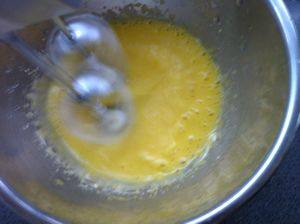 巧克力海绵蛋糕（分蛋法）,蛋黄加30克细砂糖打至膨松发白，加入融化的黄油搅拌均匀
