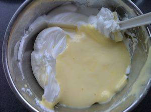 巧克力海绵蛋糕（分蛋法）,将蛋黄糊倒入剩余蛋白中