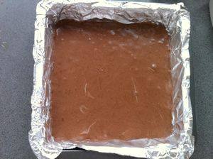 巧克力海绵蛋糕（分蛋法）,混合好的蛋糕糊倒入铺好锡纸的烤盘中入炉，上下火175度，中层，20分钟