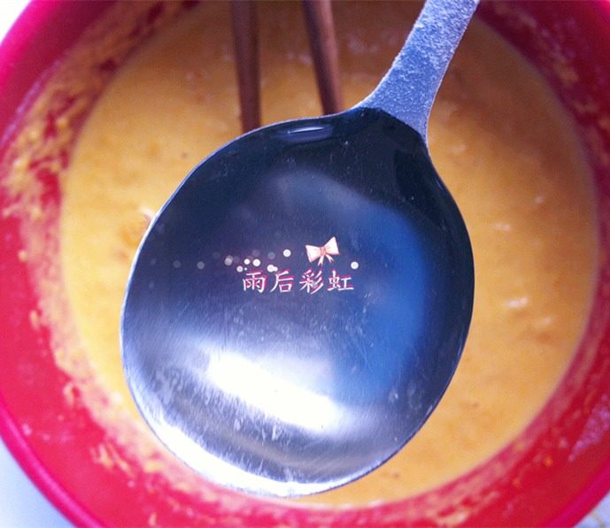 南瓜鸡蛋饼,如图加一勺油