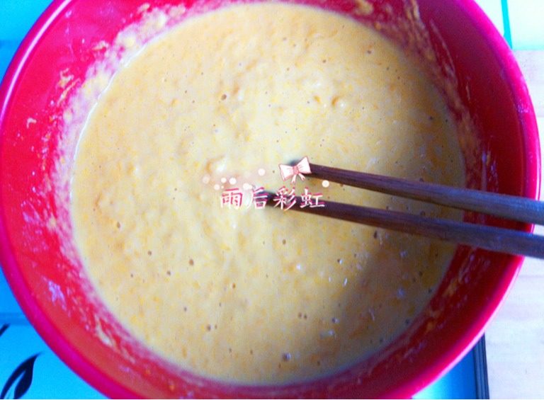 南瓜鸡蛋饼,如图用筷子顺一个方向打匀，把面糊做成粘稠状