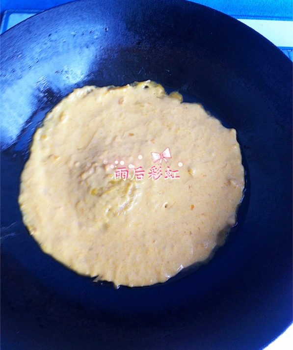 南瓜鸡蛋饼,如图锅烧热放油，把面糊摊成饼状