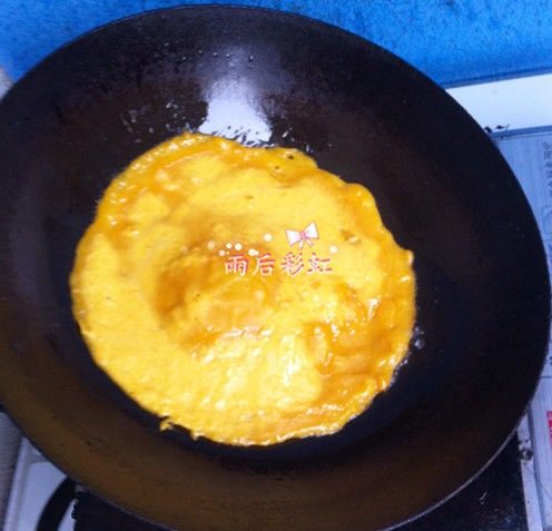 南瓜鸡蛋饼,如图翻面继续煎成两面金黄