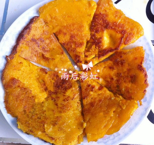 南瓜鸡蛋饼,如图等到饼可以在锅里随意晃动即可装盘，切片