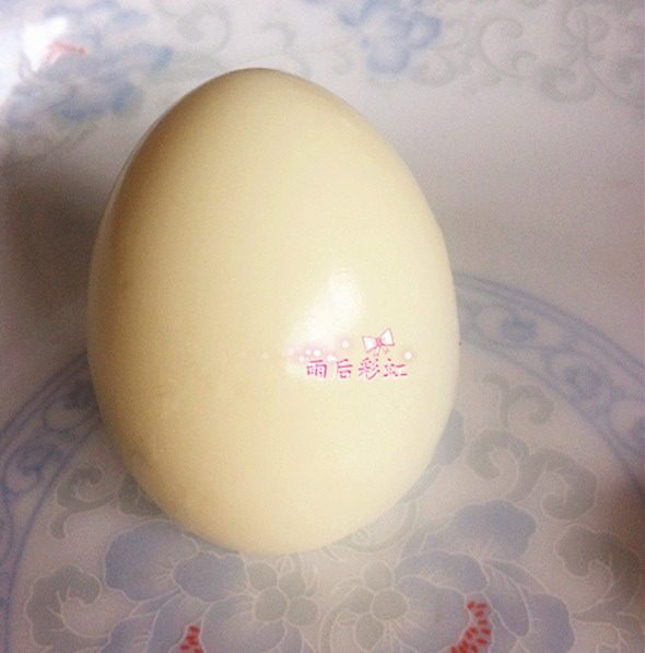 南瓜鸡蛋饼,如图准备一个熟鸡蛋，剥壳