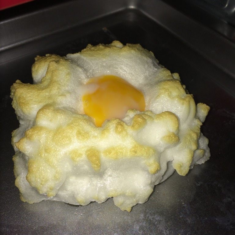 火山蛋,放入烤箱200度 烤至表面微焦黄 喜欢老一点的 当然可以多烤下