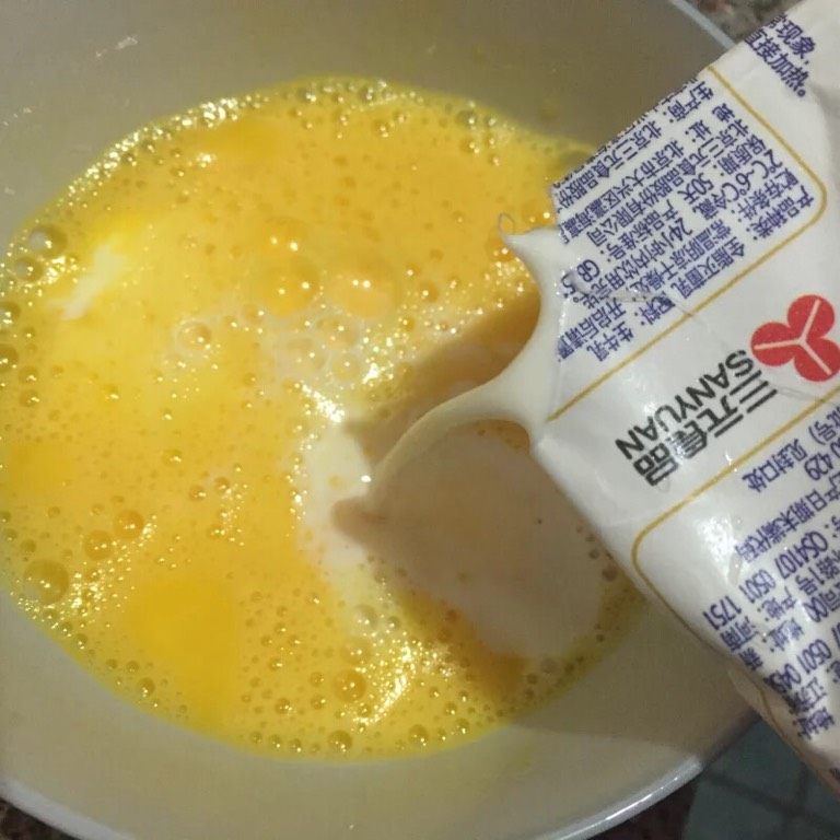 鲜虾鸡蛋羹,如图加入适量纯牛奶，鸡蛋和牛奶的比例1:1