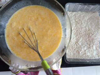 榴莲千层糕,如图鸡蛋打撒后依次加入糖、牛奶、黄油、面粉搅拌均匀