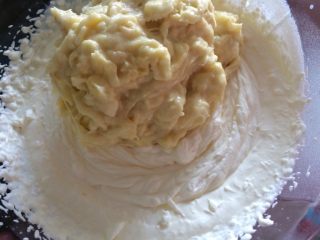 榴莲千层糕,如图把榴莲加入到打发的奶油里