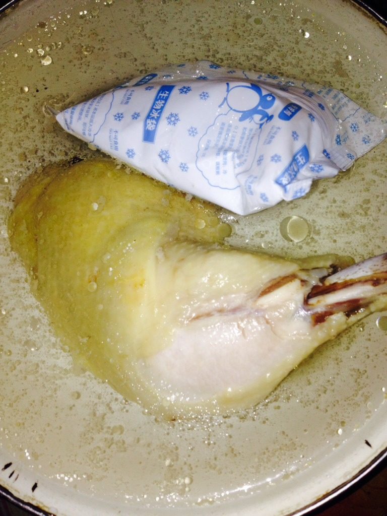 口水鸡,如图捞出将鸡腿浸入冰水中（我家没冰块用冰袋代替）