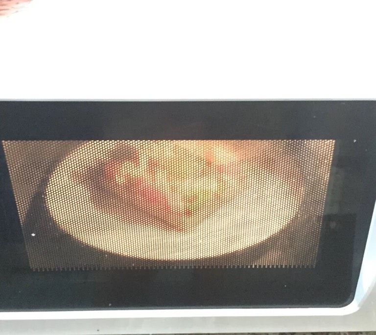 微波炉吐司披萨,如图入微波炉叮6分钟（可以中间打开看看直至鸡蛋定型，芝士融化）
