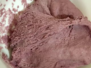 紫薯玫瑰花卷,如图酵母加入温水搅拌直至酵母完全化开，面粉加入紫薯粉搅拌均匀，留出少许做干粉使用，剩余面粉加入酵母水和适量温水和成面团，盖上保鲜膜发酵两个小时。发酵好的面粉有细密的蜂窝组织，用手指戳不会立马收缩