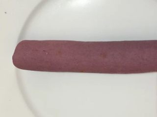 紫薯玫瑰花卷,如图揉成光滑的面团，分成两份，揉成长条