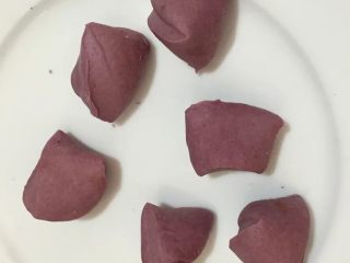 紫薯玫瑰花卷,如图用刀切成小块，要分成六的倍数，因为玫瑰花六个一组（根据想要的玫瑰花大小切，只要保持六个是一样大小就可以）