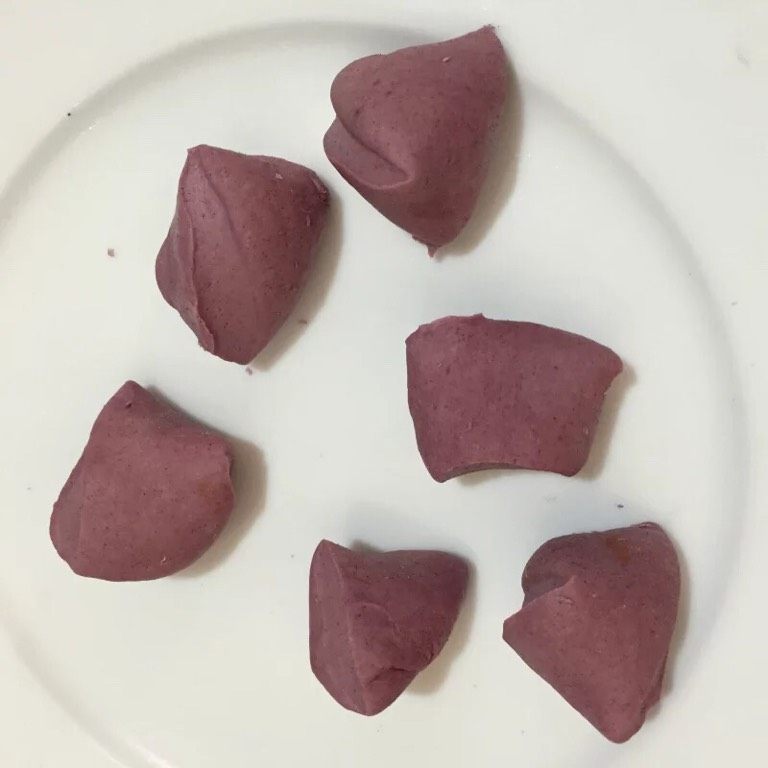 紫薯玫瑰花卷,如图用刀切成小块，要分成六的倍数，因为玫瑰花六个一组（根据想要的玫瑰花大小切，只要保持六个是一样大小就可以）