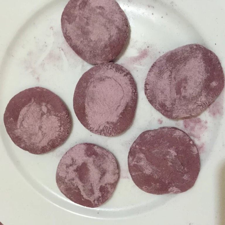紫薯玫瑰花卷,如图撒上少许干面粉，按压成饼