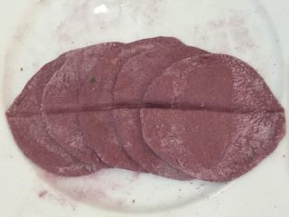 紫薯玫瑰花卷,如图用擀面杖擀成圆片，五个一组排列，用筷子在面饼中间压一道痕迹（想要玫瑰花含苞待放就让面饼排列紧凑一些，想要玫瑰花盛开就排列的松散一些）