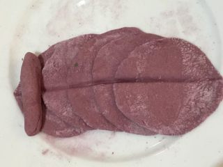紫薯玫瑰花卷,如图做一个花蕊放在面饼一端