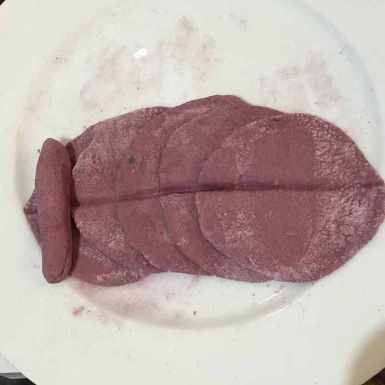 紫薯玫瑰花卷,如图做一个花蕊放在面饼一端