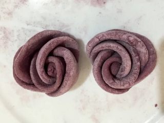 紫薯玫瑰花卷,如图用刀切开，整形，两朵玫瑰花就完成了，排列的松散的玫瑰花